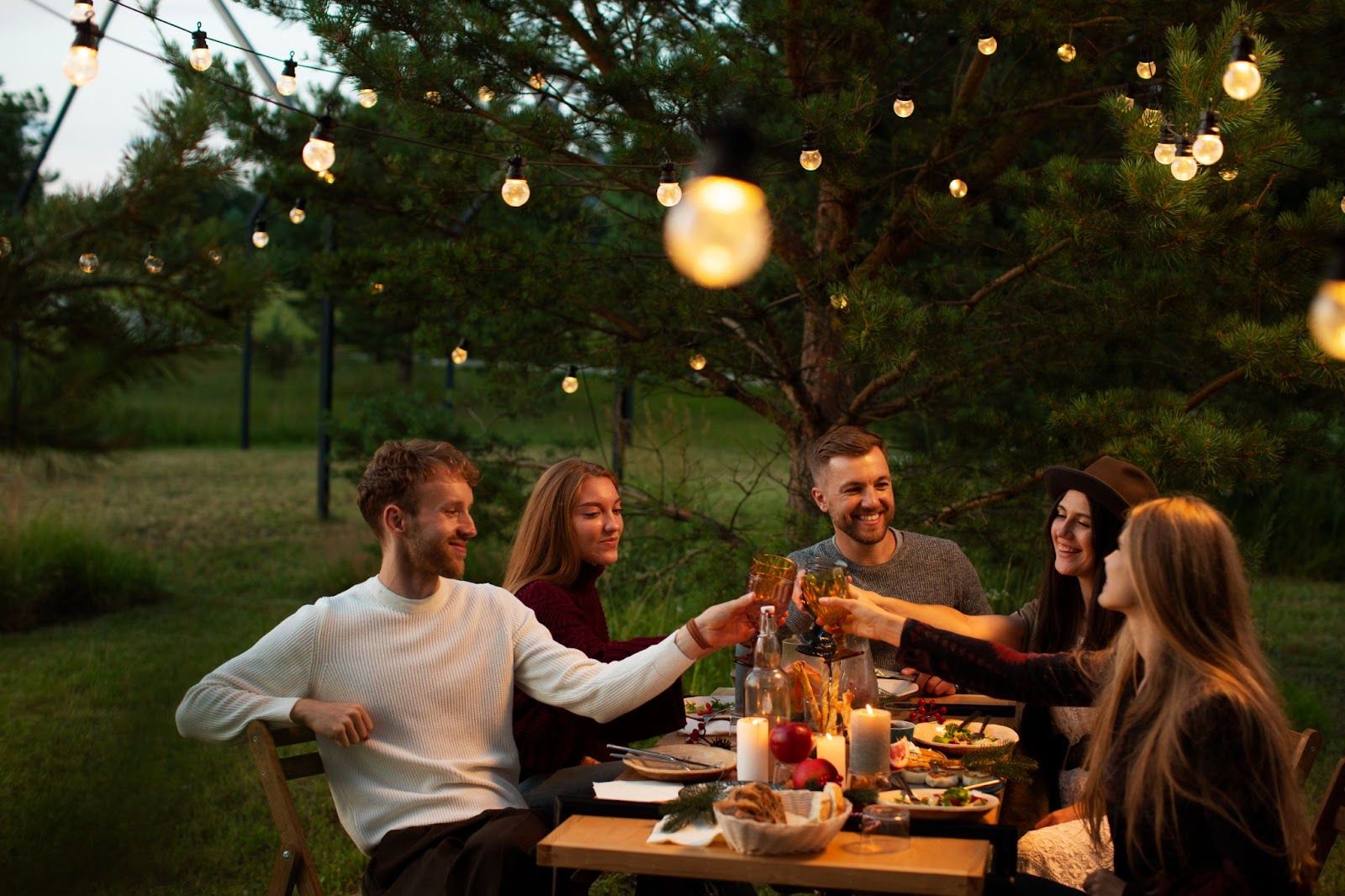 How to Host a Perfect Outdoor Thanksgiving Dinner